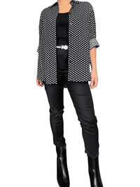 Chemise noire à motifs de pois blancs pour femme avec bottillons.