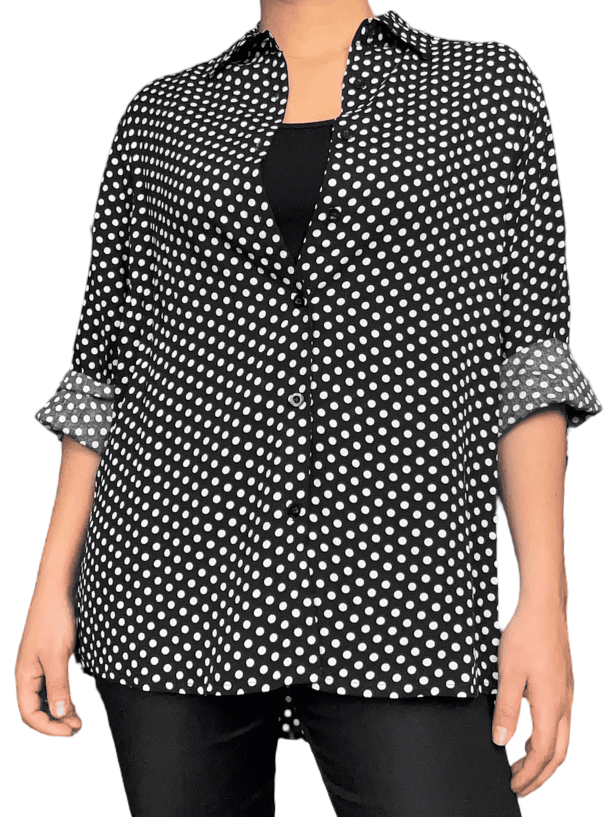 Chemise noire à motifs de pois blancs pour femme.