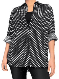 Chemise noire à motifs de pois blancs pour femme.