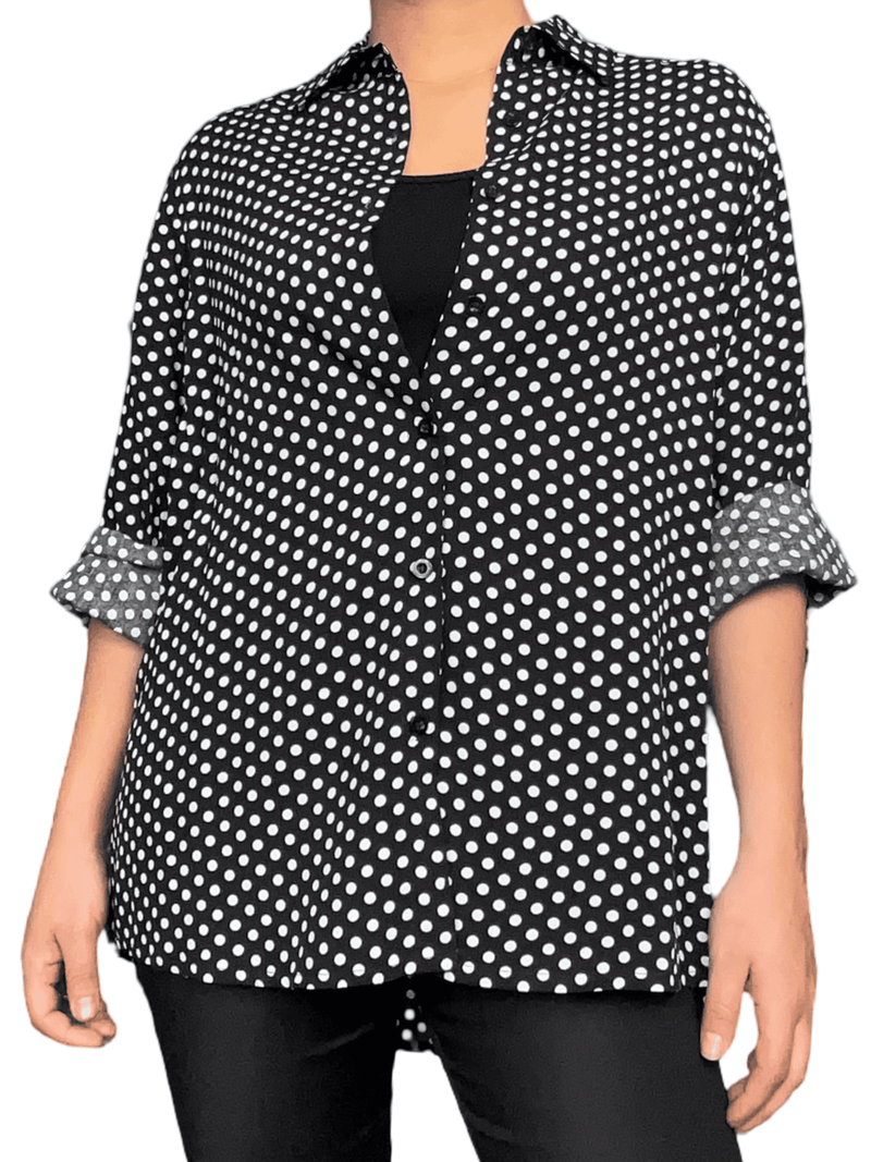 Chemise noire à motifs de pois blancs pour femme.