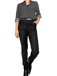 Chemise noire à motifs de pois blancs pour femme avec pantalon chic.