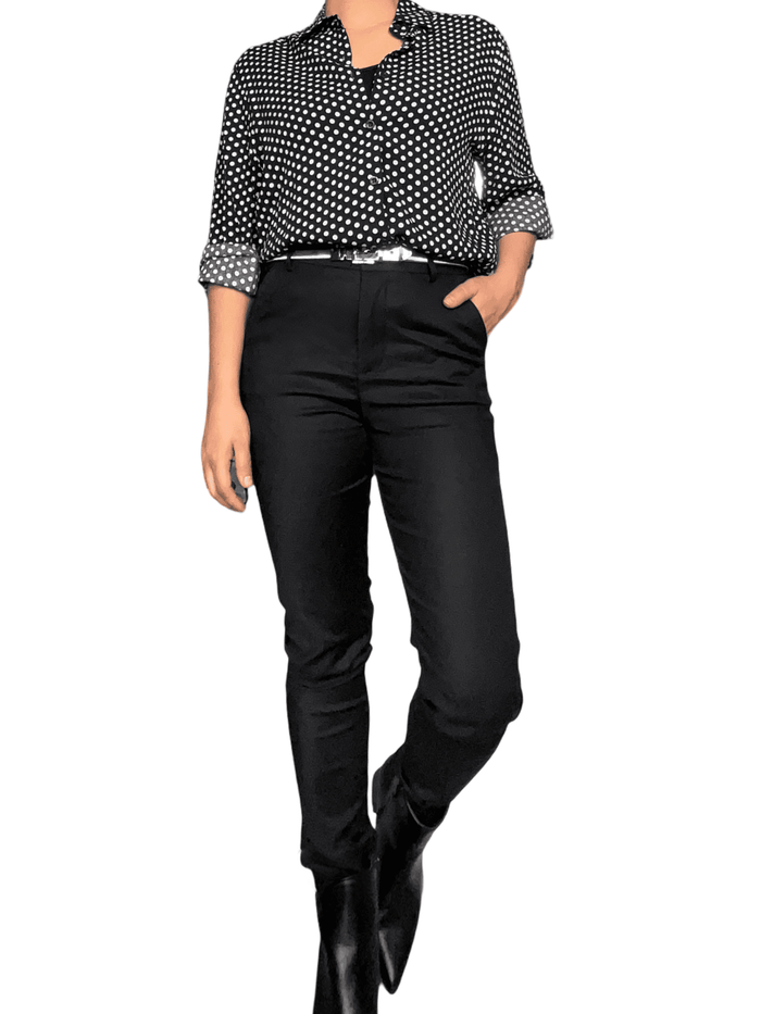 Chemise noire à motifs de pois blancs pour femme avec pantalon chic.