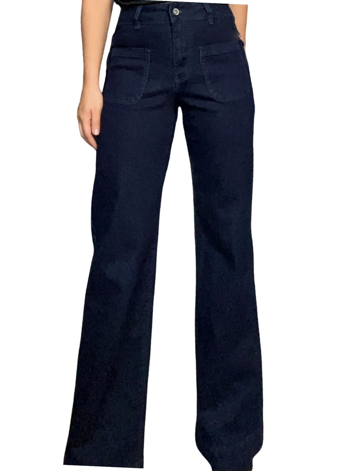 Jeans bleu foncé avec poches plaquées en avant pour femme.