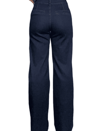 Jeans bleu foncé avec poches plaquées en avant pour femme.