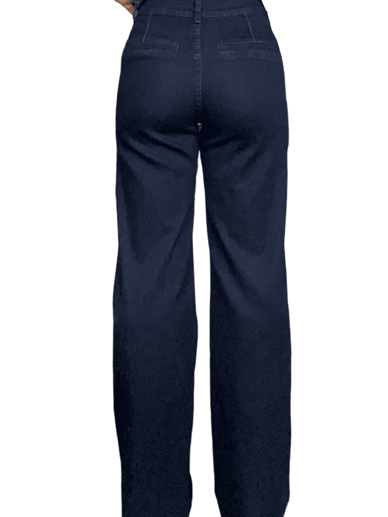 Jeans bleu foncé avec poches plaquées en avant pour femme.