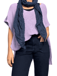 Débardeur lilas en mailles pour femme avec foulard.