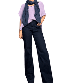 Débardeur lilas en mailles pour femme avec jeans.