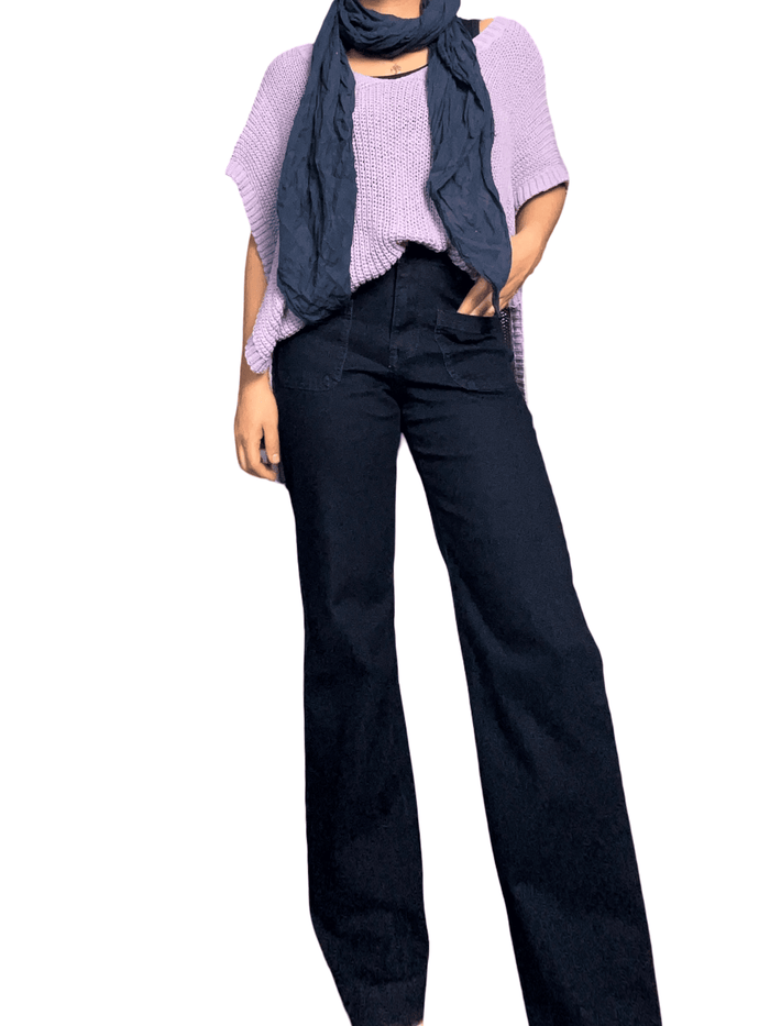 Débardeur lilas en mailles pour femme avec jeans.