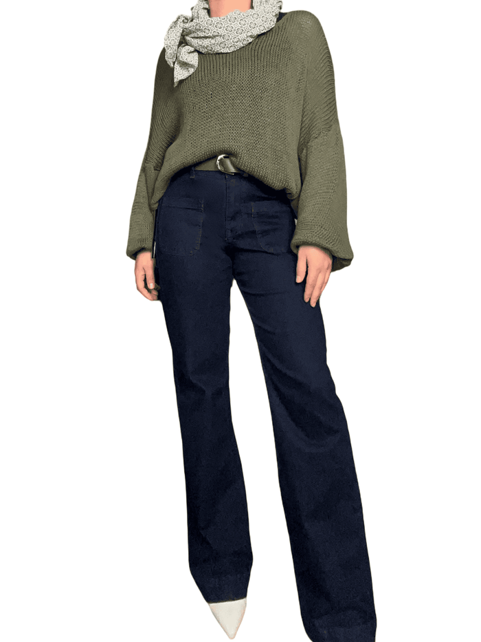 Chandail kaki en mailles à manche longue pour femme avec ceinture et jeans.