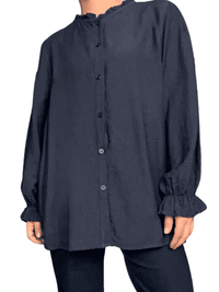 Chemise marine avec manche à volant pour femme.