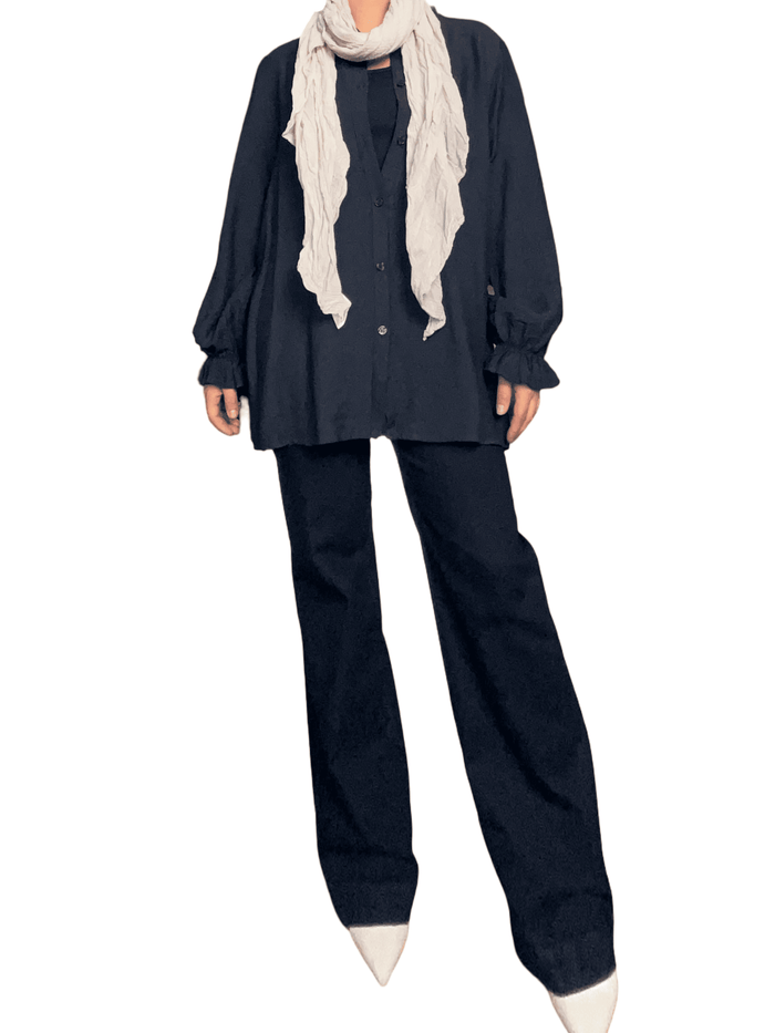 Chemise marine avec manche à volant pour femme avec jeans.