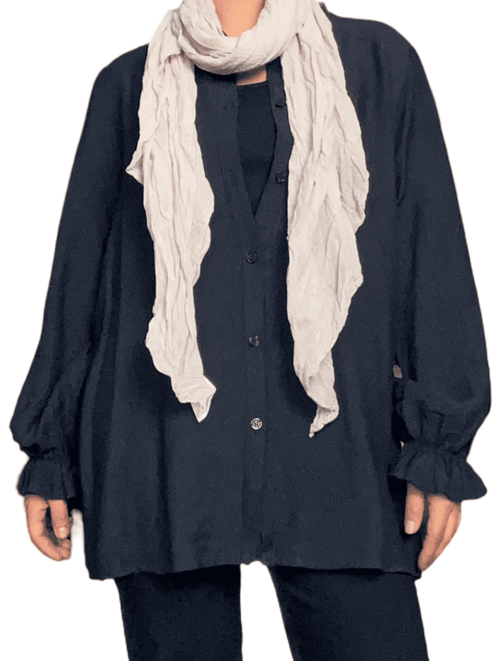 Chemise marine avec manche à volant pour femme avec foulard.
