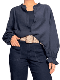 Chemise marine avec manche à volant pour femme avec ceinture.