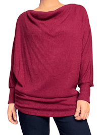 Chandail bourgogne à col bénitier pour femme.