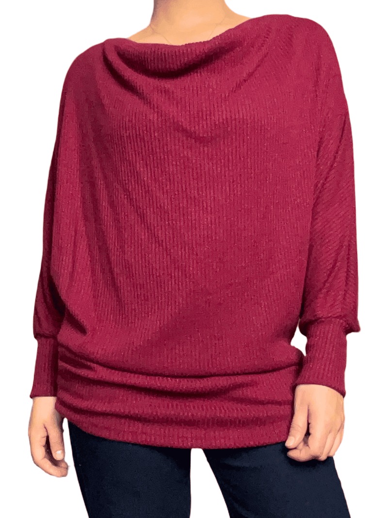 Chandail bourgogne à col bénitier pour femme.