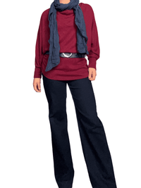 Chandail bourgogne à col bénitier pour femme avec pantalon.