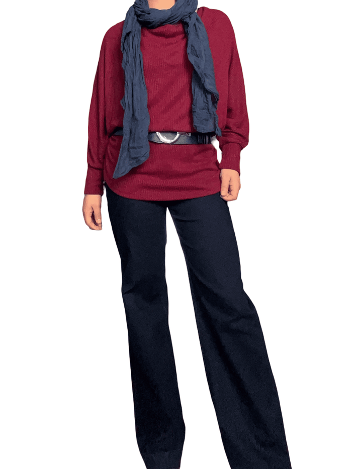 Chandail bourgogne à col bénitier pour femme avec pantalon.