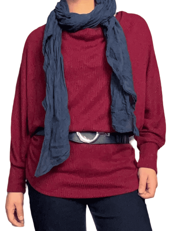 Chandail bourgogne à col bénitier pour femme avec foulard.