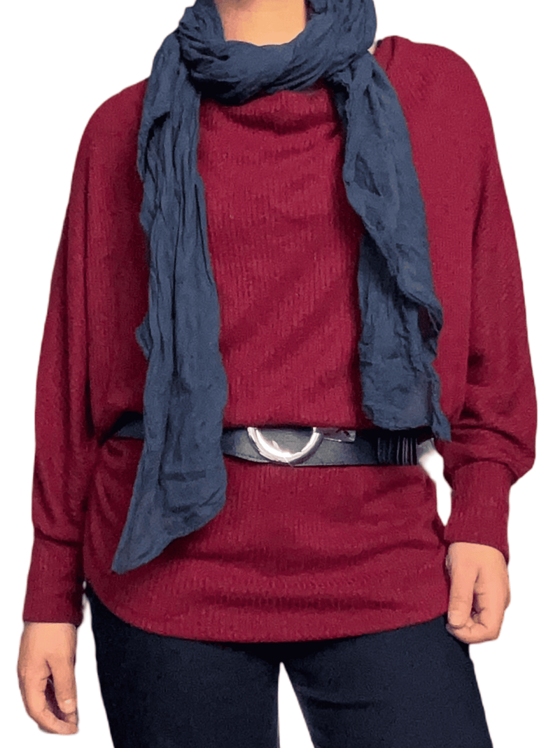 Chandail bourgogne à col bénitier pour femme avec foulard.
