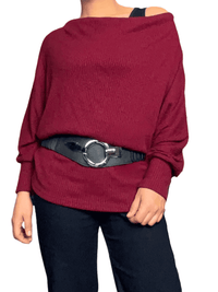 Chandail bourgogne à col bénitier pour femme avec ceinture.