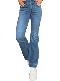 Jeans flare bleu clair pour femme.
