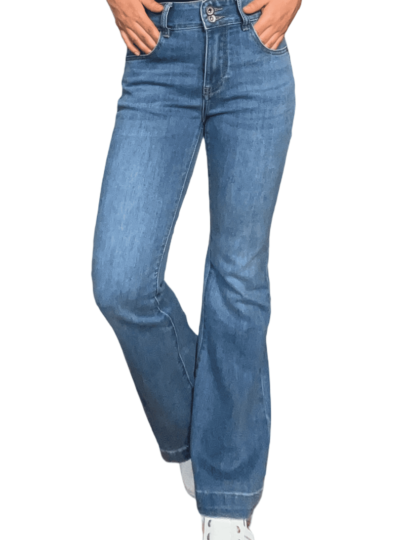 Jeans flare bleu clair pour femme.