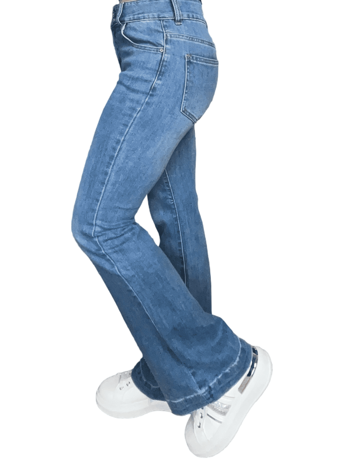 Jeans flare bleu clair pour femme avec sneakers.
