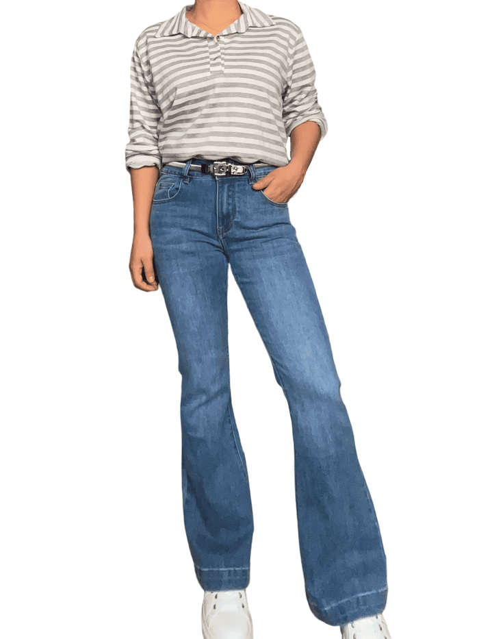 Chandail blanc crème rayé gris pour femme avec jeans.