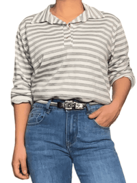 Chandail blanc crème rayé gris pour femme avec ceinture.
