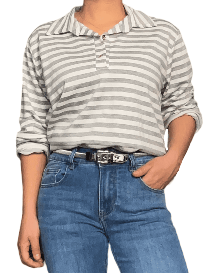 Chandail blanc crème rayé gris pour femme avec ceinture.
