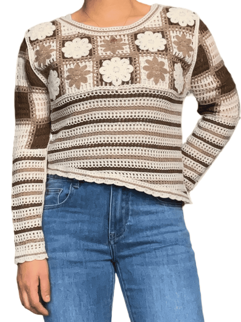 Chandail beige en tricot à motifs floraux pour femme.