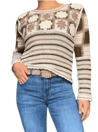 Chandail beige en tricot à motifs floraux pour femme avec ceinture.