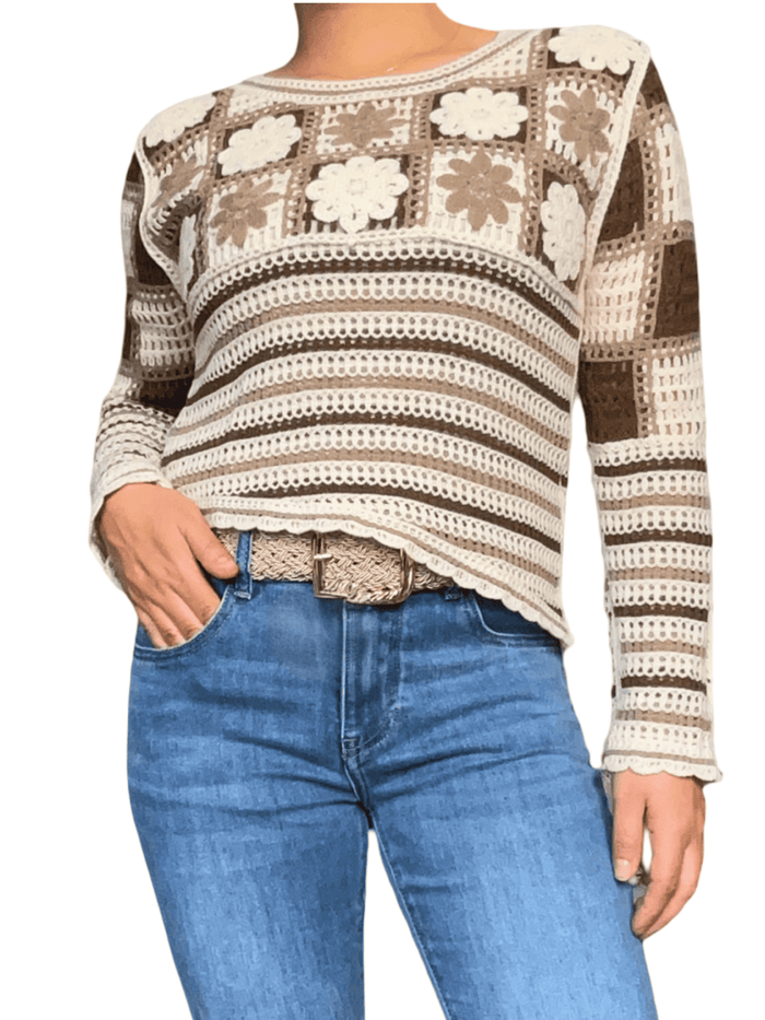 Chandail beige en tricot à motifs floraux pour femme avec ceinture.