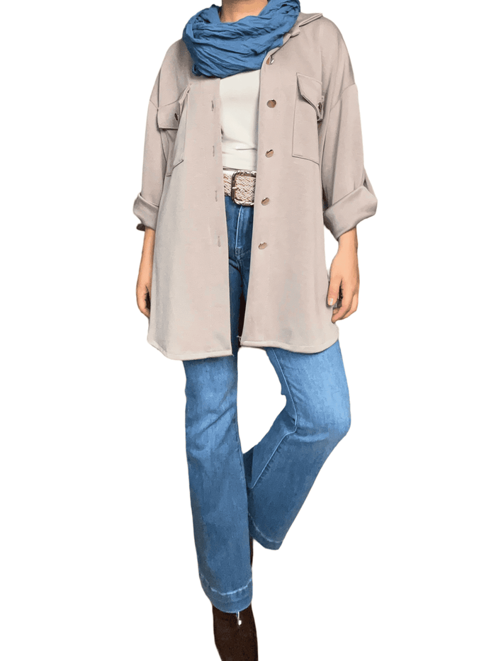 Veste moka style chemise pour femme avec jeans.