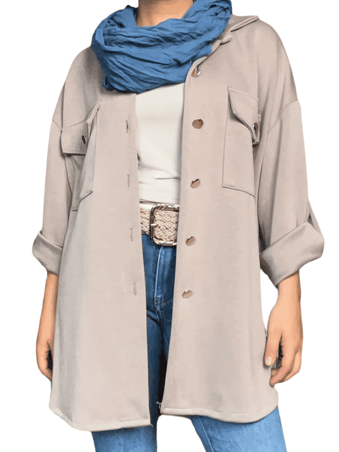 Veste moka style chemise pour femme avec foulard et ceinture.