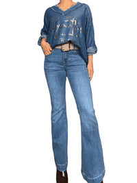 Chandail bleu jean avec franges pour femme avec jeans.