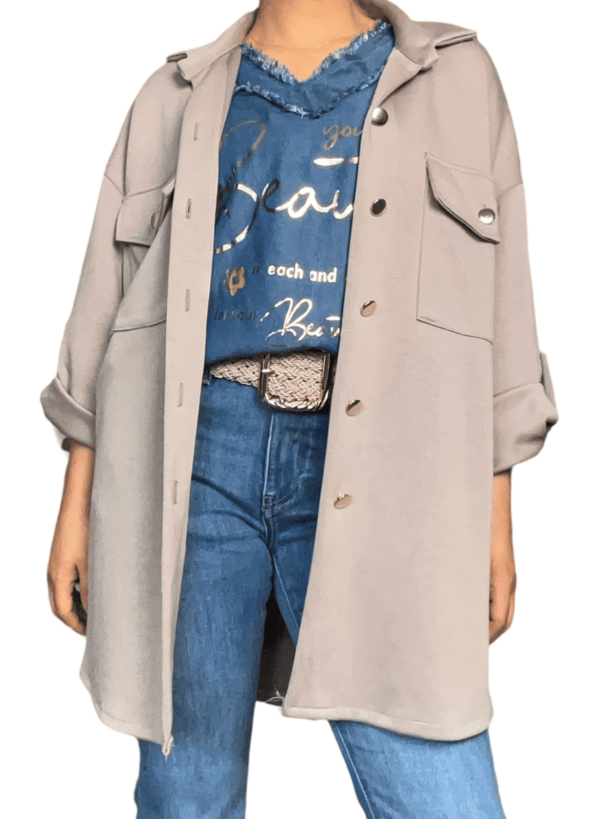 Chandail bleu jean avec franges pour femme avec veste et ceinture.