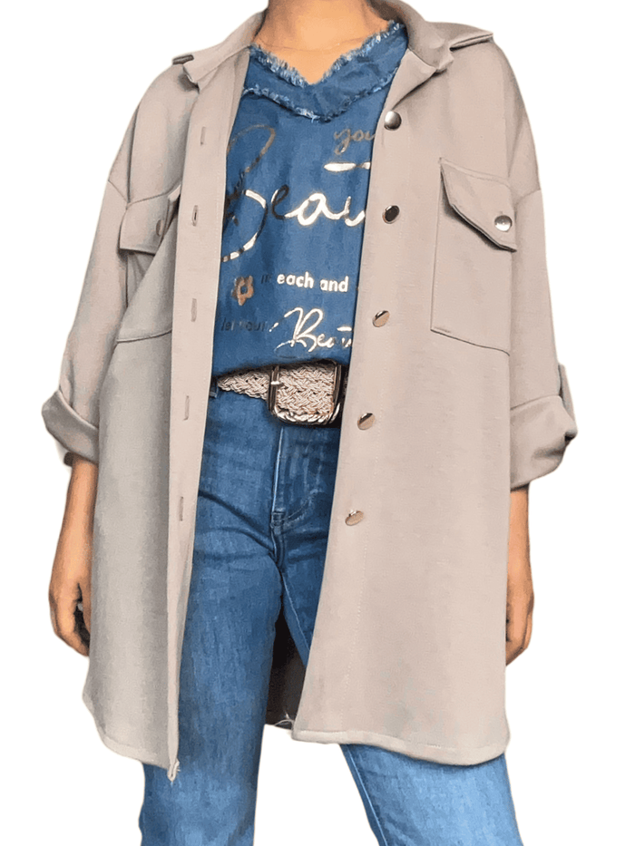 Chandail bleu jean avec franges pour femme avec veste et ceinture.