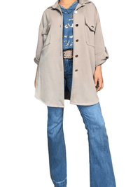 Chandail bleu jean avec franges pour femme avec veste et jeans.