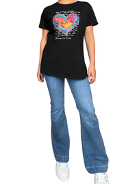 T-shirt noir avec imprimé de cœur multicolore et perles pour femme avec jeans.