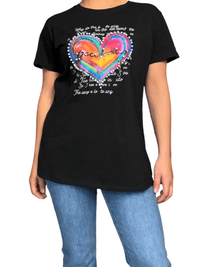 T-shirt noir avec imprimé de cœur multicolore et perles pour femme.