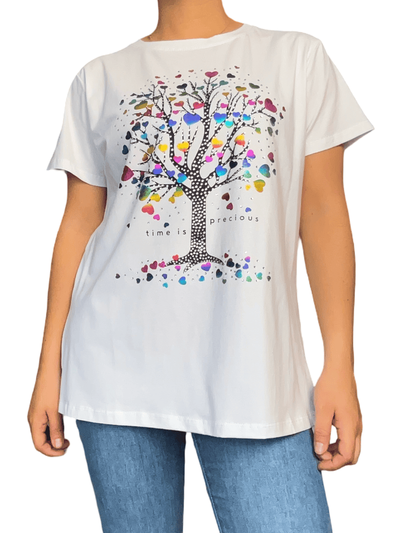 T-shirt blanc avec imprimé d'arbre et cœurs pour femme.