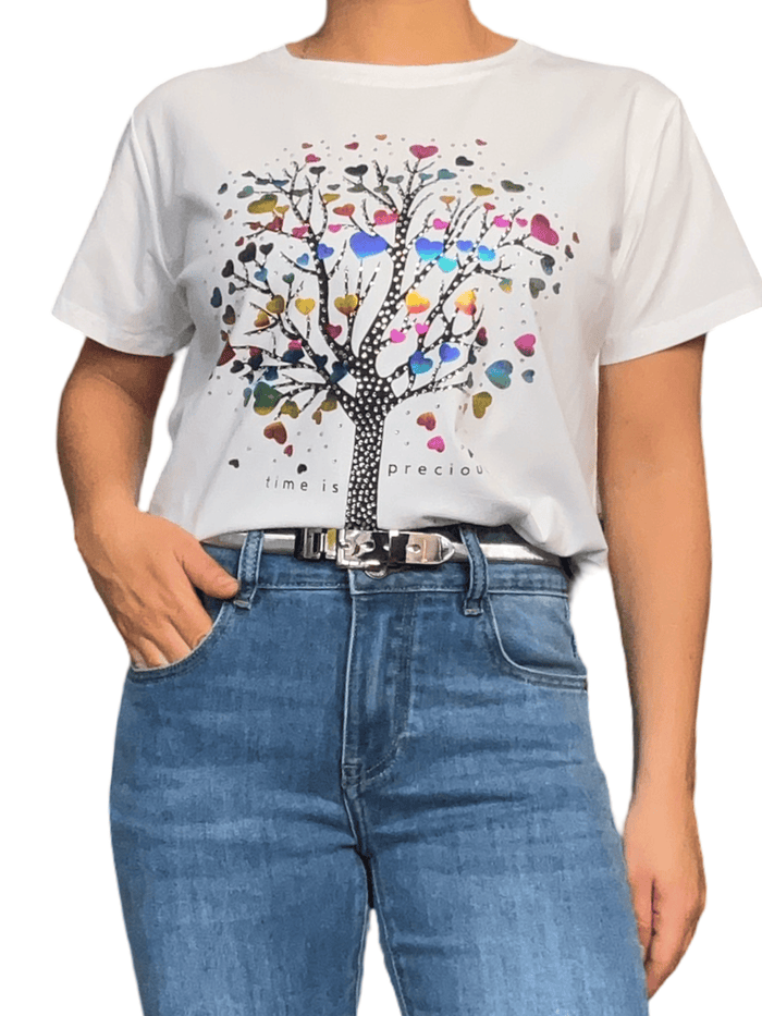 T-shirt blanc avec imprimé d'arbre et cœurs pour femme avec ceinture.