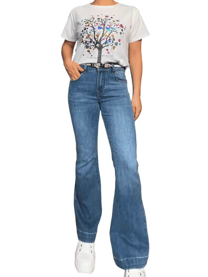 T-shirt blanc avec imprimé d'arbre et cœurs pour femme avec jeans.