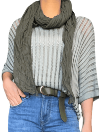 Chandail kaki mince en mailles pour femme avec foulard.