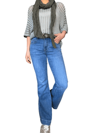 Chandail kaki mince en mailles pour femme avec jeans et sneaker.