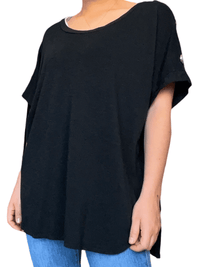 Chandail noir avec boutons sur le côté pour femme.