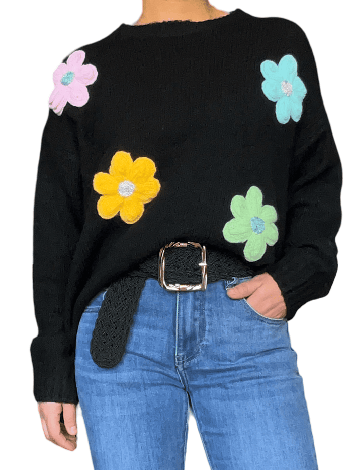 Chandail noir à manche longue à motifs floraux pour femme avec ceinture.