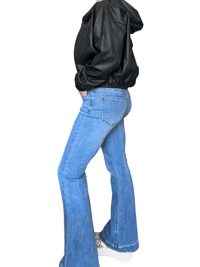 jacket noire courte en similicuir pour femme avec capuchon avec jeans.