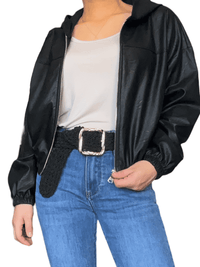 jacket noire courte en similicuir pour femme avec capuchon avec ceinture.
